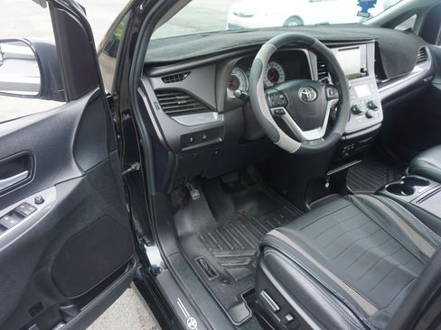 Used 2017 Toyota Sienna SE w/ SE Preferred Package FWD image 7
