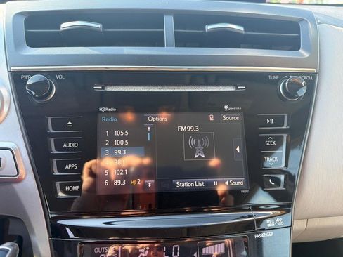 Used 2016 Toyota Prius V Five image 17