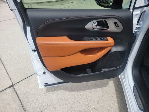 Used 2026 Chrysler Pacifica Pinnacle image 10