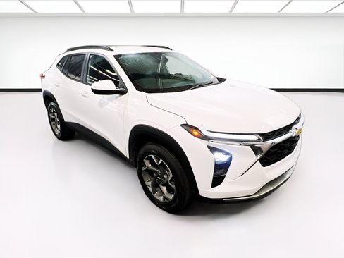 Used 2024 Chevrolet Trax LT w/ Driver Confidence Package FWD image 3