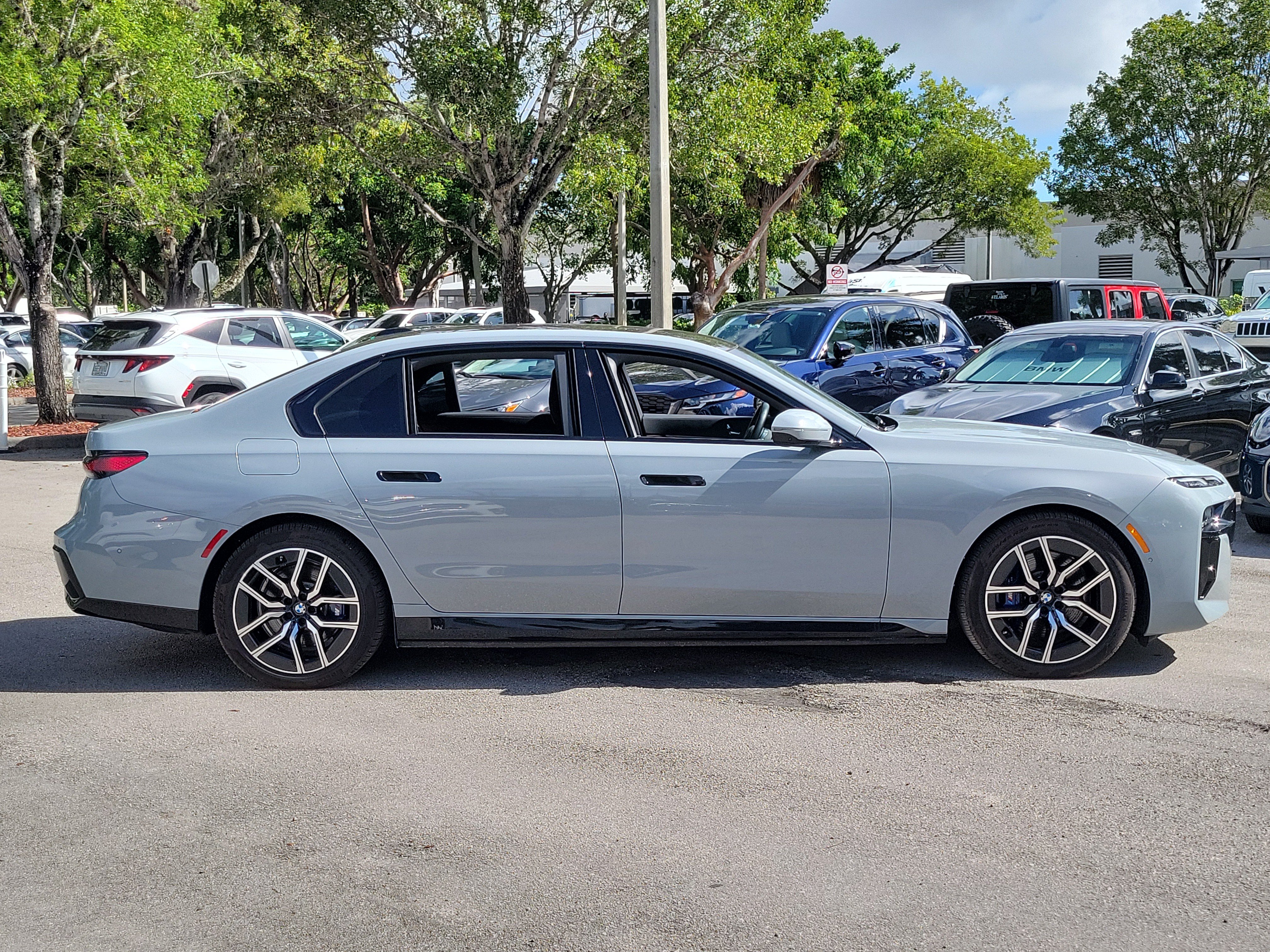 Used 2025 BMW i7 xDrive60 AWD/4WD image 2
