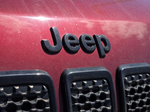 Used 2019 Jeep Cherokee Latitude Plus AWD/4WD image 11