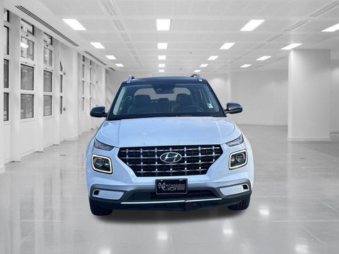 Used 2023 Hyundai Venue Limited image 2