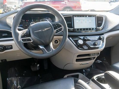 Used 2023 Chrysler Pacifica Touring-L w/ Uconnect Theater Family Group image 15