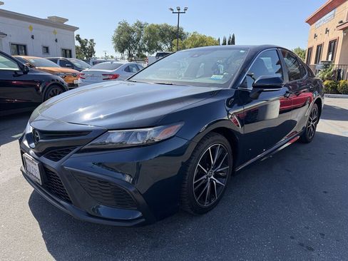 Used 2021 Toyota Camry SE w/ Convenience Package FWD image 1