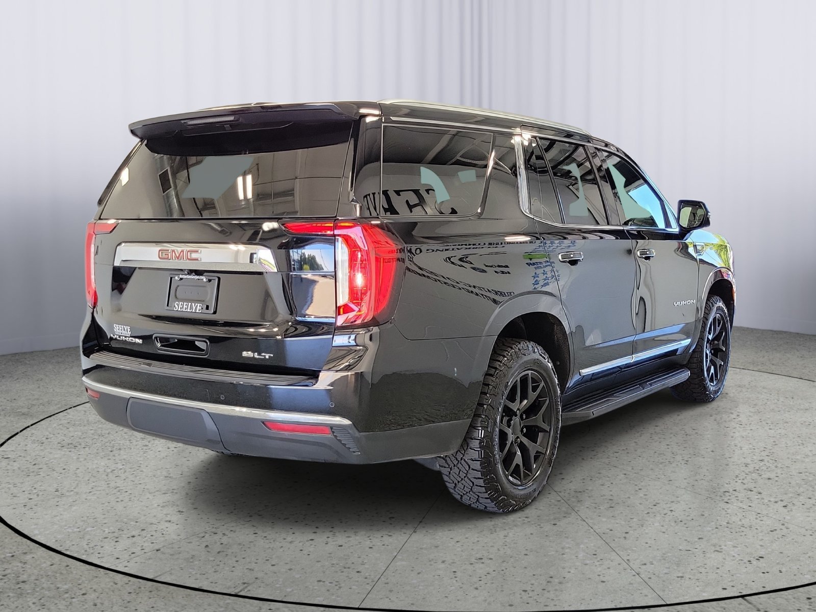 Used 2021 GMC Yukon SLT w/ Rear Media and Nav Package AWD/4WD image 2