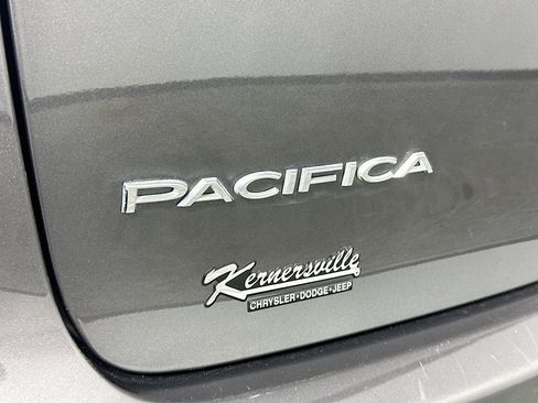 Used 2023 Chrysler Pacifica Touring-L FWD image 27