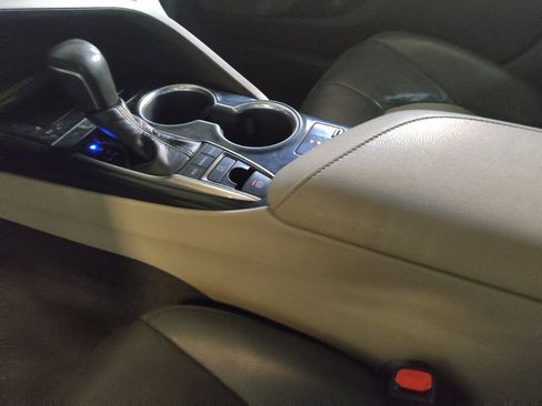 Used 2020 Toyota Camry XLE image 26