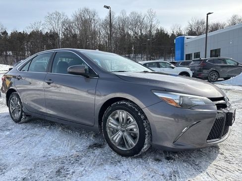 Used 2017 Toyota Camry SE image 5