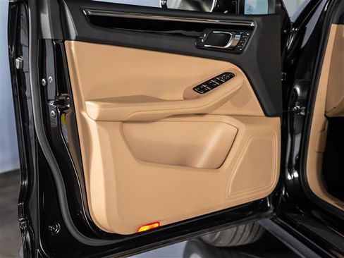 Certified 2026 Porsche Macan AWD/4WD image 22