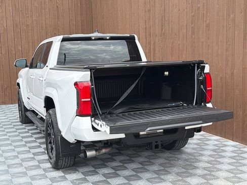 Used 2025 Toyota Tacoma SR5 AWD/4WD image 17