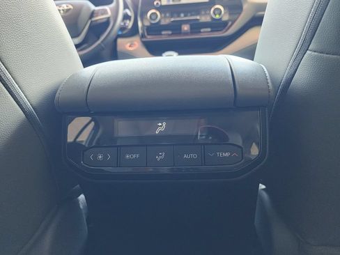 Used 2023 Toyota Highlander XLE AWD/4WD image 14