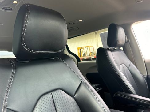 Used 2023 Chrysler Pacifica Touring-L FWD image 19