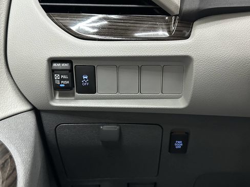 Used 2018 Toyota Sienna XLE image 25