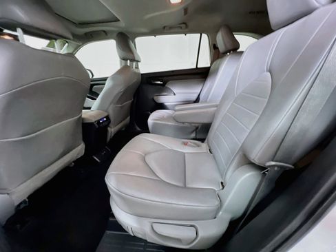 Used 2021 Toyota Highlander XLE FWD image 29