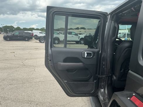 Used 2018 Jeep Wrangler Unlimited Rubicon AWD/4WD image 13