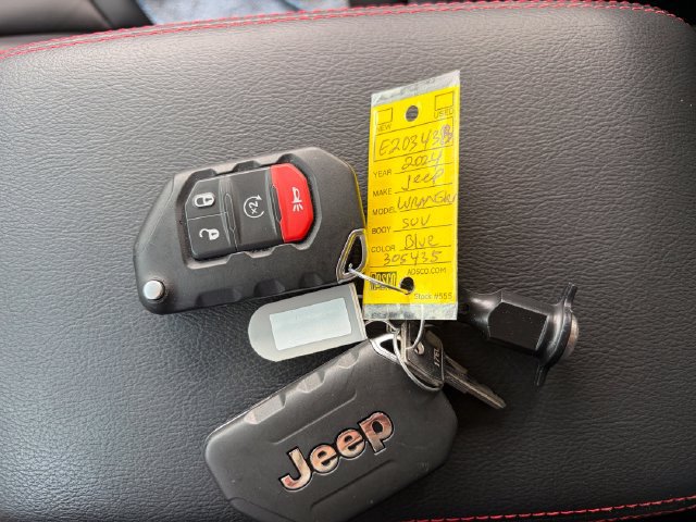 Used 2024 Jeep Wrangler Unlimited Rubicon w/ Technology Group AWD/4WD image 37