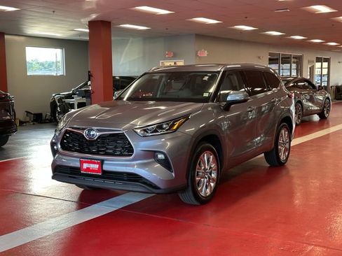 Used 2022 Toyota Highlander Limited FWD image 7