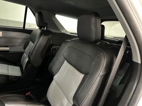 Used 2022 Ford Explorer XLT w/ Equipment Group 202A image 7