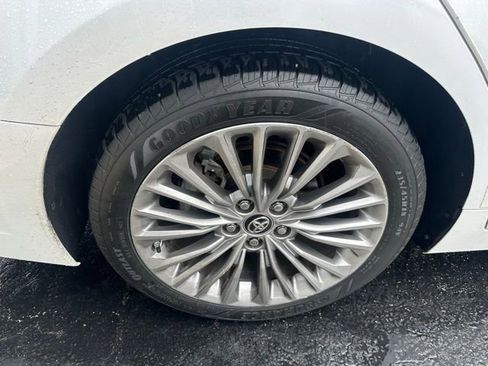 Used 2019 Toyota Avalon Limited image 21