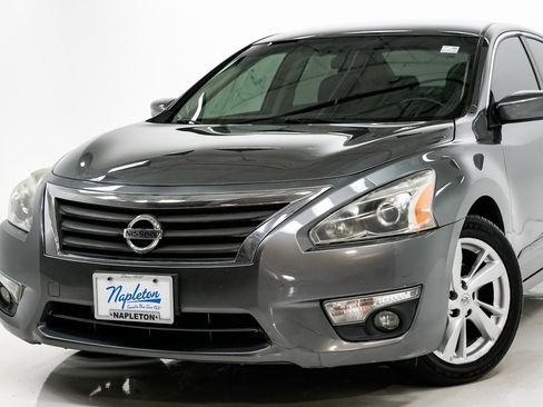 Used 2015 Nissan Altima 2.5 SV image 2