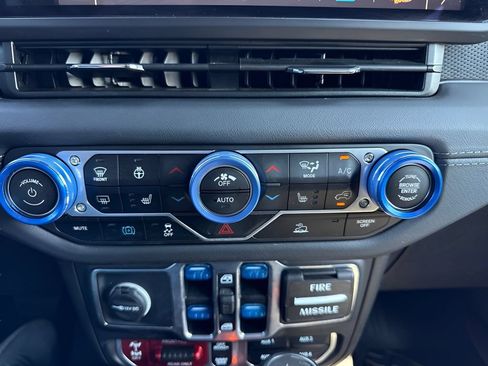 Used 2025 Jeep Wrangler Unlimited Rubicon 4xe w/ Convenience Group AWD/4WD image 19