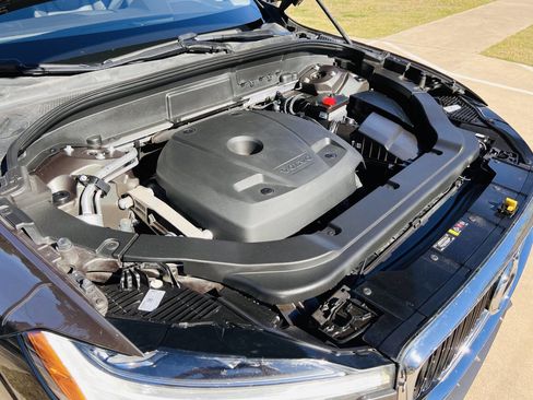 Used 2020 Volvo XC60 T5 Momentum w/ Protection Package Premier image 33