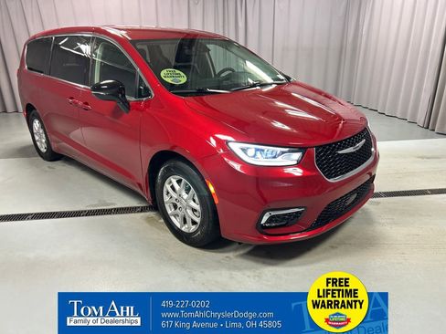 Used 2024 Chrysler Pacifica Touring-L image 1