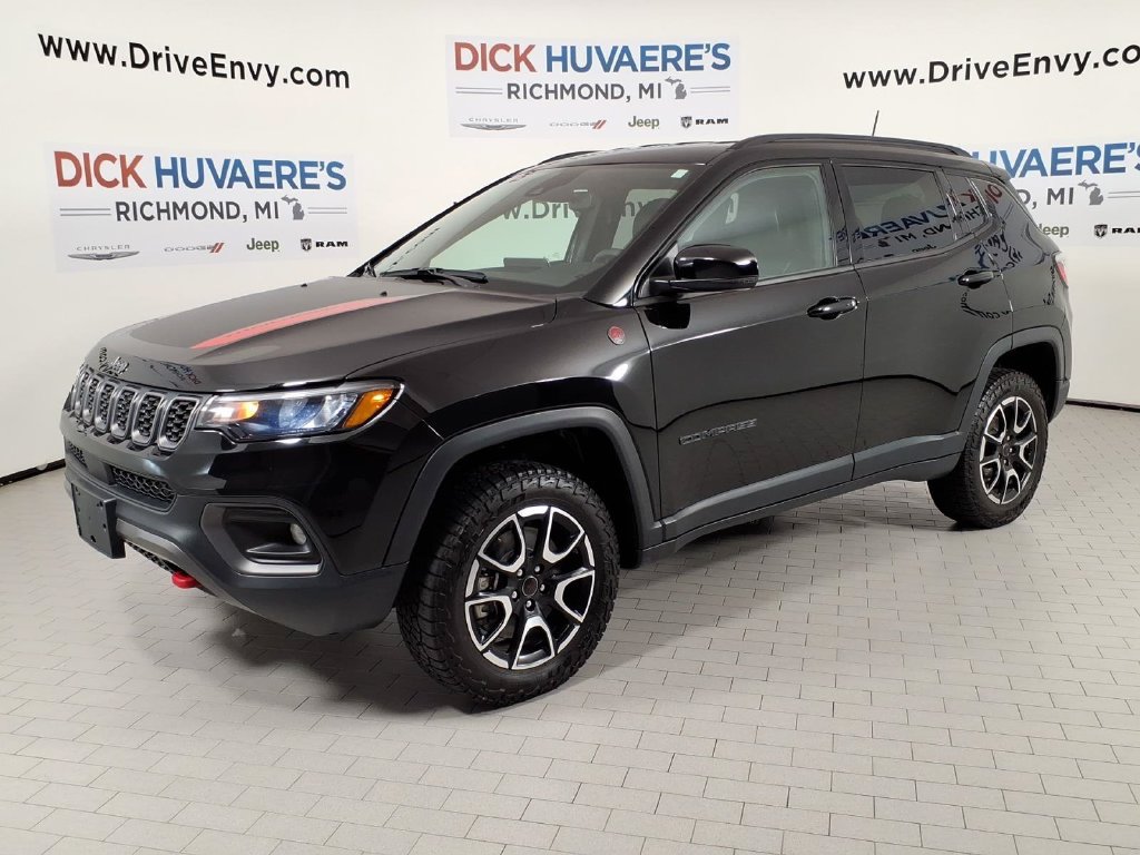 Used 2025 Jeep Compass Trailhawk AWD/4WD image 1