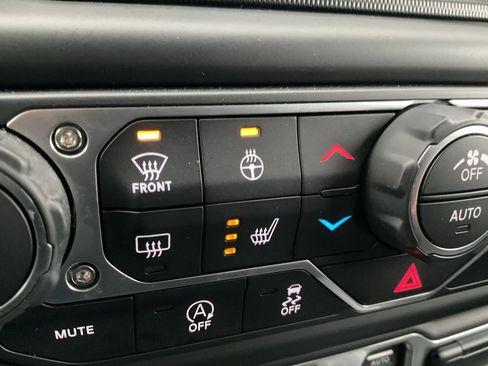 Used 2018 Jeep Wrangler Unlimited Sahara image 13