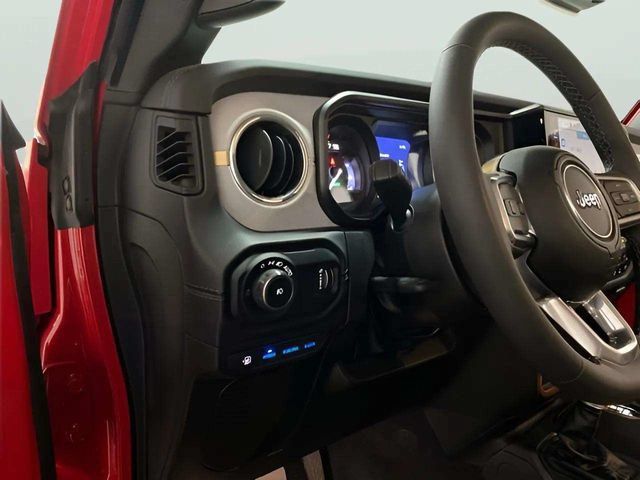 Used 2025 Jeep Wrangler Unlimited Sahara w/ Safety Group AWD/4WD image 15