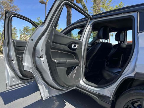 Used 2023 Jeep Compass Latitude AWD/4WD image 49