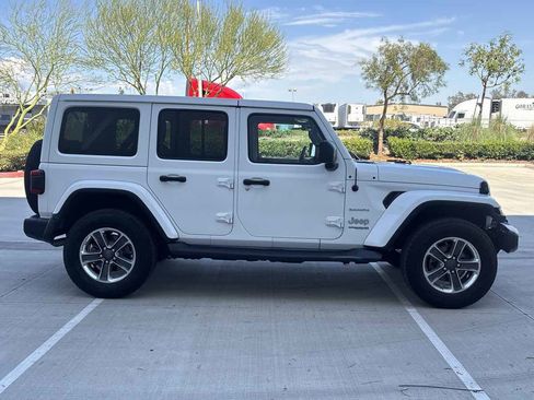 Used 2018 Jeep Wrangler Unlimited Sahara AWD/4WD image 2