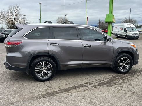 Used 2016 Toyota Highlander XLE image 3