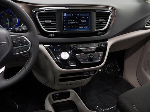 Used 2023 Chrysler Voyager LX image 20