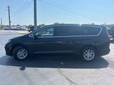 Used 2023 Chrysler Pacifica Touring-L image 4