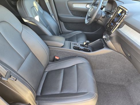 Used 2024 Volvo XC40 B5 Core image 22