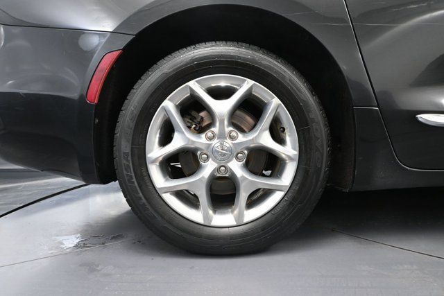 Used 2018 Chrysler Pacifica Limited FWD image 10