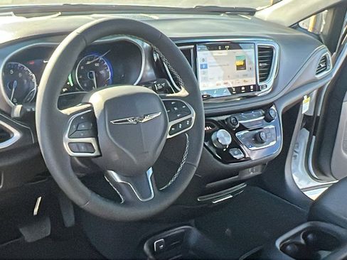 New 2026 Chrysler Pacifica Select image 14