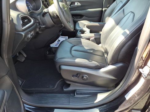 Used 2025 Chrysler Pacifica Select FWD image 13