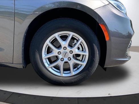 Certified 2023 Chrysler Pacifica Touring-L FWD image 35