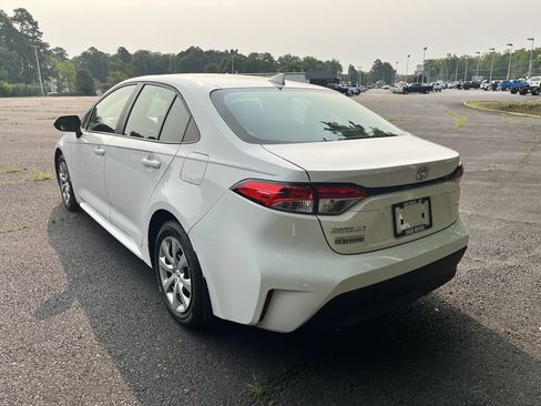 Used 2025 Toyota Corolla LE FWD image 5