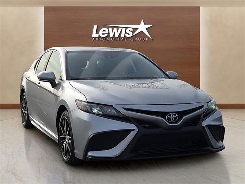 Used 2022 Toyota Camry SE image 6