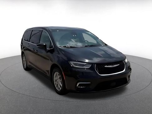 Used 2023 Chrysler Pacifica Touring-L FWD image 3