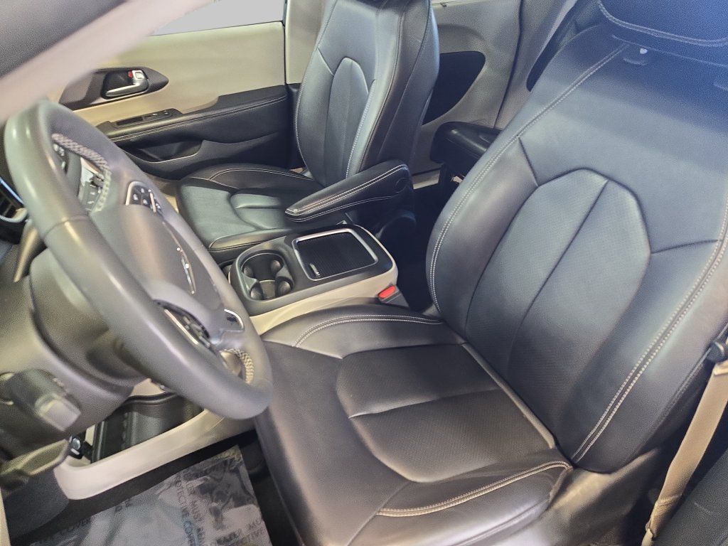 Used 2024 Chrysler Pacifica Touring-L FWD image 20
