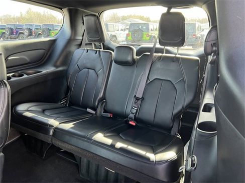 Used 2025 Chrysler Pacifica Select image 6