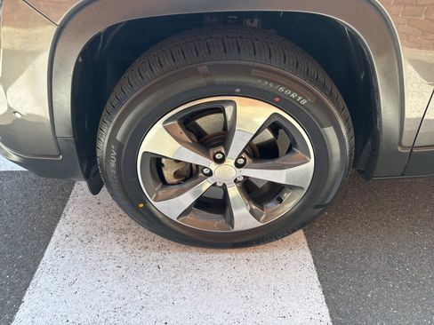 Used 2019 Jeep Cherokee Limited w/ Luxury Group AWD/4WD image 12