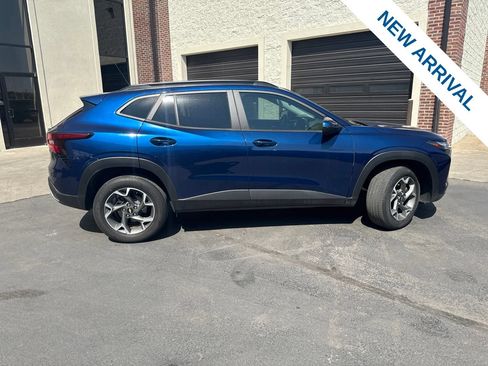 Used 2024 Chevrolet Trax LT w/ LT Convenience Package FWD image 8