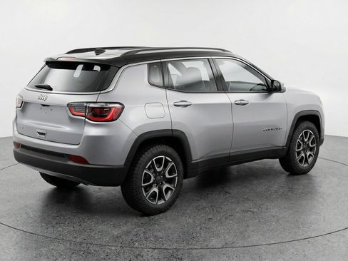 Used 2025 Jeep Compass Trailhawk image 9