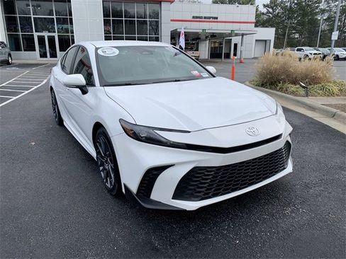 Used 2025 Toyota Camry SE image 2